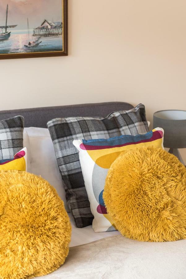 Sunny & Spacious Royal Mile Apt Dating From 1677 爱丁堡 外观 照片
