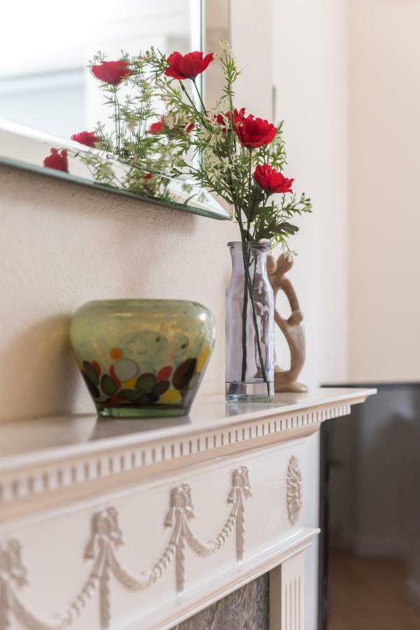 Sunny & Spacious Royal Mile Apt Dating From 1677 爱丁堡 外观 照片